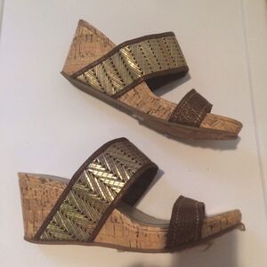 Sbicca Wedge Sandals Gold Accent Size 7.5 EUC